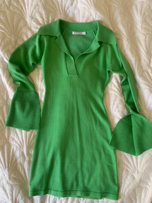 Adoore grön stickad klänning  - Kort grön stickad klänning från adoore knappt använd slutsåld!