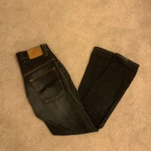 Nudie jeans strlk 28/30 - Säljer ett par riktigt schysst, välbevarade Nudie Jeans || Modell: Thin Linn || Skick: 9/10 || Sorlek: W28/L30 ||Passform: vanlig/tight fit || Nypris: 1400      Frågor och funderingar? Hör gärna av dig!
