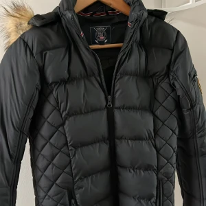 Polo jacka - En jacka från polo club. Haft runt 1 år  säljer för att den är för liten för min lillasyster. Kan vara till båda killa och tjejer. 