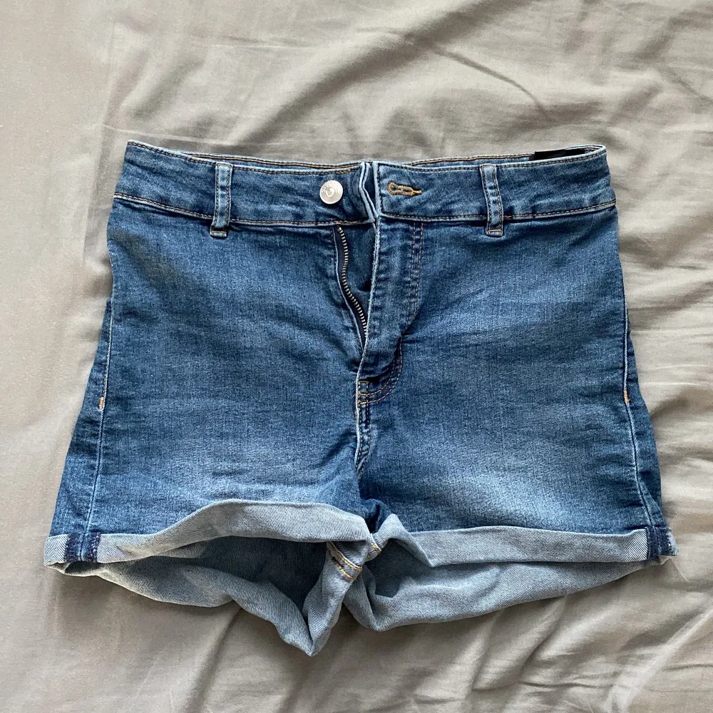 För små jeansshorts som köptes från Facebook men är i början från H&M (divided). Upplevs vara i mycket bra skick och högmidjade! 💙. Shorts.