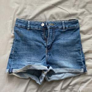 För små jeansshorts som köptes från Facebook men är i början från H&M (divided). Upplevs vara i mycket bra skick och högmidjade! 💙