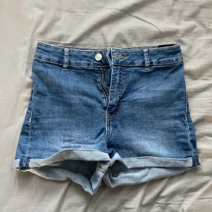 Jeansshorts - För små jeansshorts som köptes från Facebook men är i början från H&M (divided). Upplevs vara i mycket bra skick och högmidjade! 💙