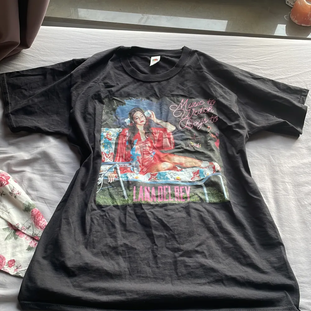 Bekväm och snygg Lana del Rey t-shirt. Albumet är ”music to watch boys too”.❤️❤️. T-shirts.