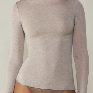 intimissimi tröja  - säljer min jätte fina beiga intimissimi tröja då jag inte använder det längre ❤️ dock så har den en liten fläck som går och ta bort med specielltmedel ❤️