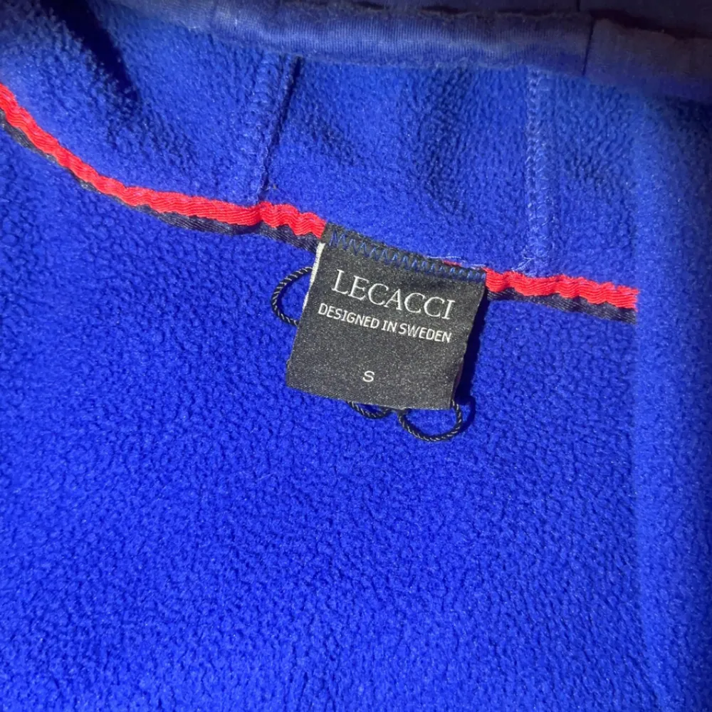 Säljer min zip hoodie från LECACCI då den inte kommit till användning, jätte bra skik då den har inga flekar,hål osv.💗(köpt för 1000kr). Hoodies.
