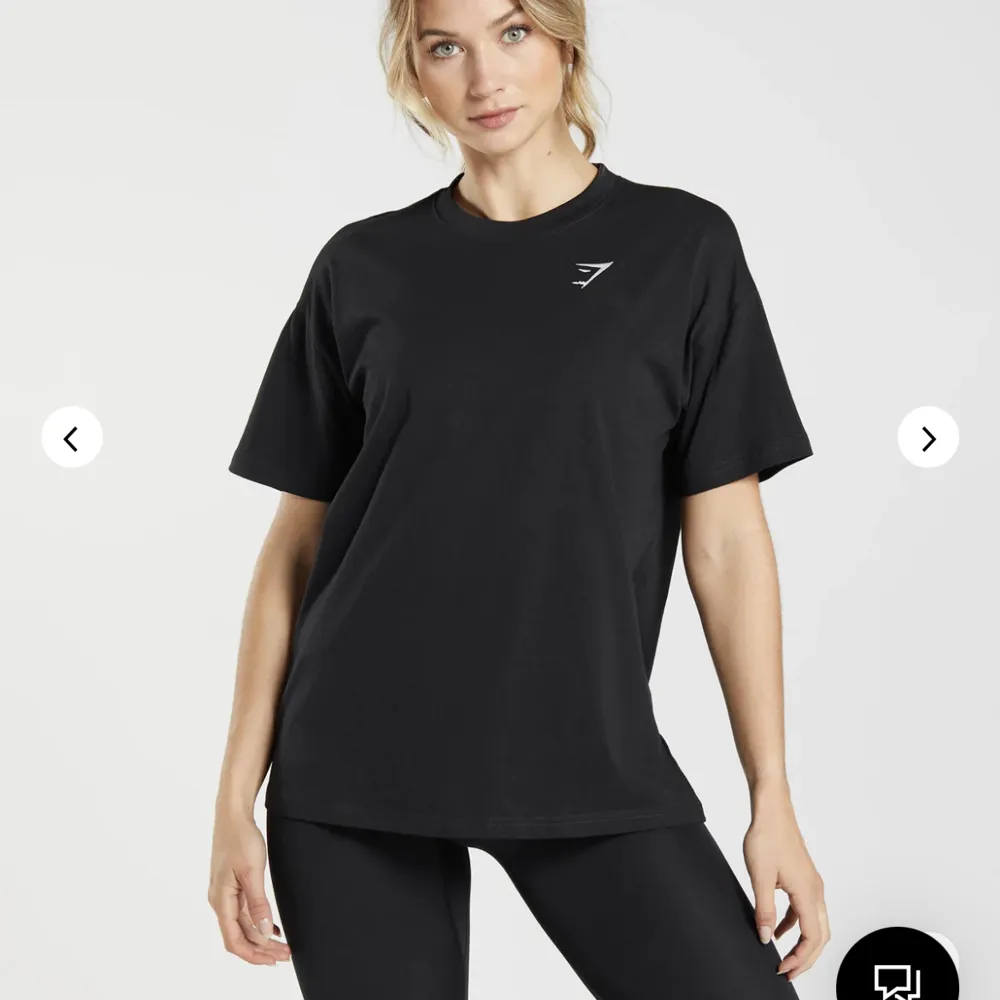 Säljer denna svarta oversized Tshirt från gymshark i storlek S Den är fin o bra skick! Skriv vid intresse 🖤. T-shirts.