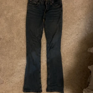 Low waist zara jeans - Används 2 grr, är dör långa för mig och är 162 