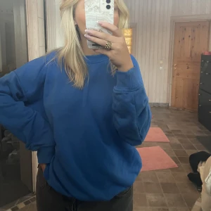 Blå sweatshirt  - Blå sweatshirt från Lager 157, köptes för 200 men säljer för 50kr, använd 2 gånger. Storlek XS/S
