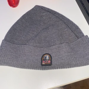 Parajumper mössa - Hej säljer min Parajumper mössa såhär till vintertid eftersom det inte är min stil längre😬. Nypris: ca 800 Pris går att diskuteras 