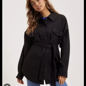 Kappa - Säljer denna fina kappa från Nelly eftersom jag aldrig använder den längre. Köpt för 2-3 årsen och den är i jättefint skick och inga skador osv. 🤎