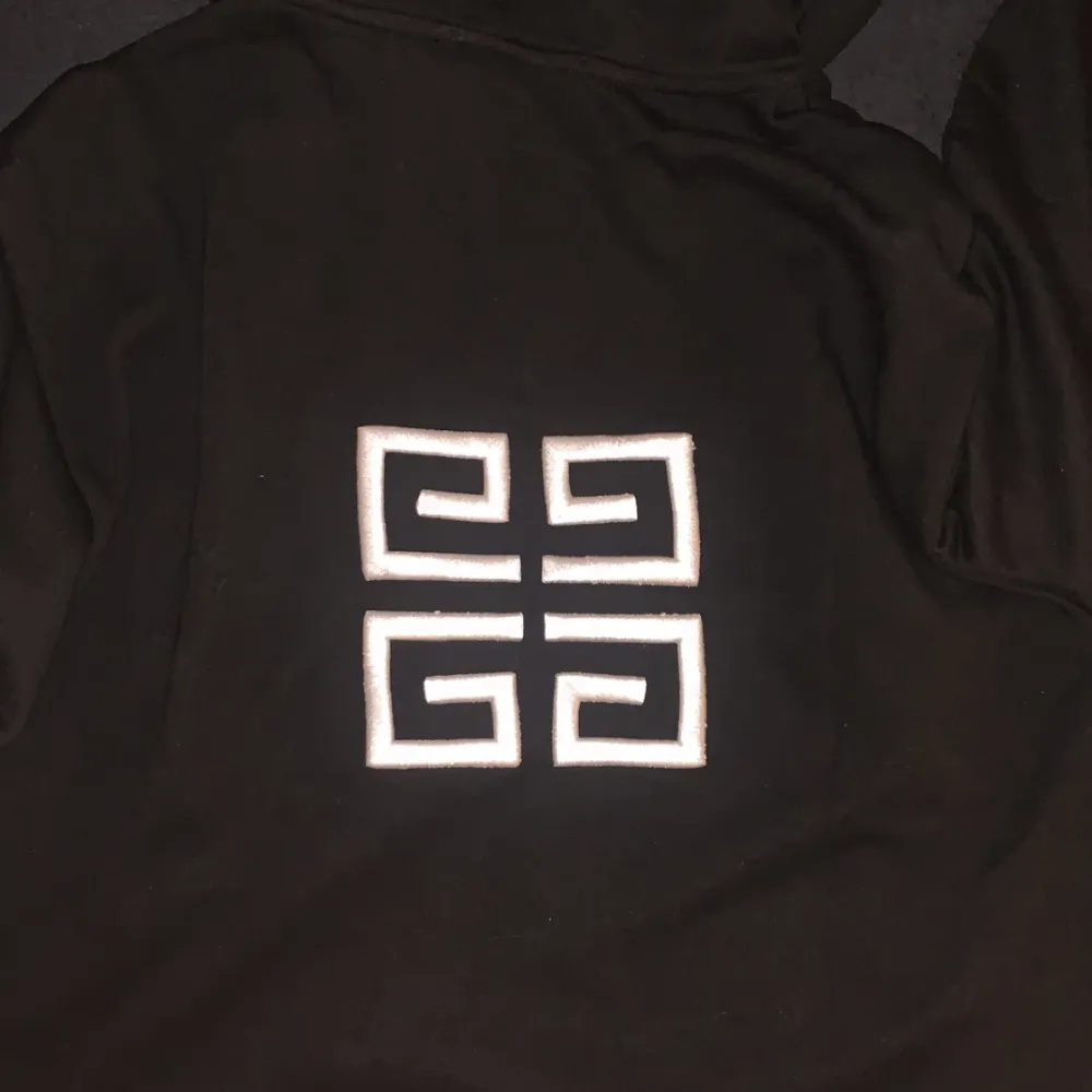 Ursnygg hoodtröja från Givenchy. Present men dessvärre för liten. Kan byta om någon har L.   Storleken är M men den sitter mer som S eller slimmad M.. Hoodies.