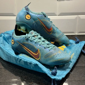 Nike mercurial Vapor 14 elite - Använda, ( i väldigt bra skick) storlek 40,5  25,5 cm.  Inga hål och inget är trasigt. (Kan prata om pris)