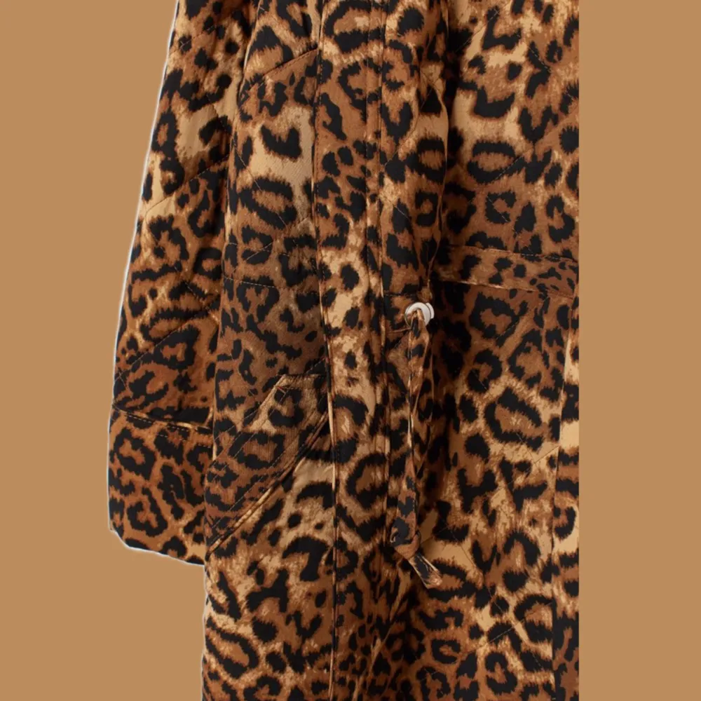 Jättefin kappa leopardmönstrad i storlek Small från H&M, såå fin🤍 Mjuk quiltad . Jackor.