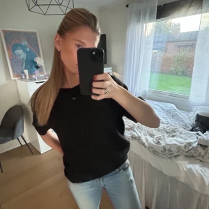 Stickad t-shirt - Jättefin svart stickad t-shirt. Använt fåtal gånger därför säljer jag den även då den inte får någon användning 💋💋ganska nopprig men tycker det endast syns på nära håll då den är svart💋nypris 249kr