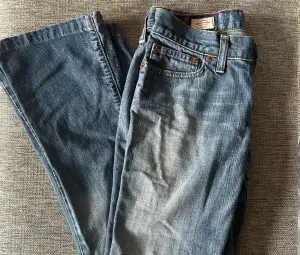 Säljer dessa snygga lågmidjade jeans då jag köpte dom från Plick men inte passade. Nypris 900kr. Super fint skick, inte slitna eller trasiga. Skulle säga att dom passar någon som är 165-169cm lång