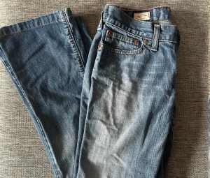 Low waisted jeans - Säljer dessa snygga lågmidjade jeans då jag köpte dom från Plick men inte passade. Nypris 900kr. Super fint skick, inte slitna eller trasiga. Skulle säga att dom passar någon som är 165-169cm lång