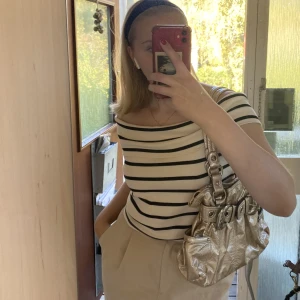 Y2k väska - Jättecool guldskimrande väska från Kathy Van Zeeland!🤩🤩 Denna väska har sååå fina detaljer (kan skicka fler bilder vid önskemål) och väldigt välgjord. Superfint skick men tecken på användning finns!🥰