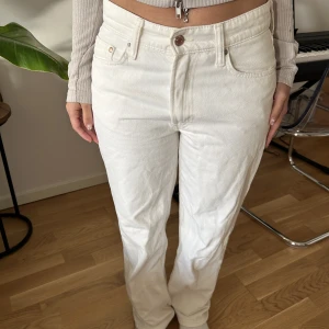 Vita lågmidjade jeans - As snygga lågmidjade jeans från h&m som inte kommer till användning. Priset kan absolut diskuteras vid snabb försäljning, puss på er 💋💋