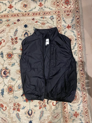 Aspesi väst - Hej, jag säljer denna Aspesi västen som jag använt ett fåtal gånger och hållt i bra skicka, dem har inga skador på västen. Det finns en fläck på innerlappen av västen som har orsakats av kaffe