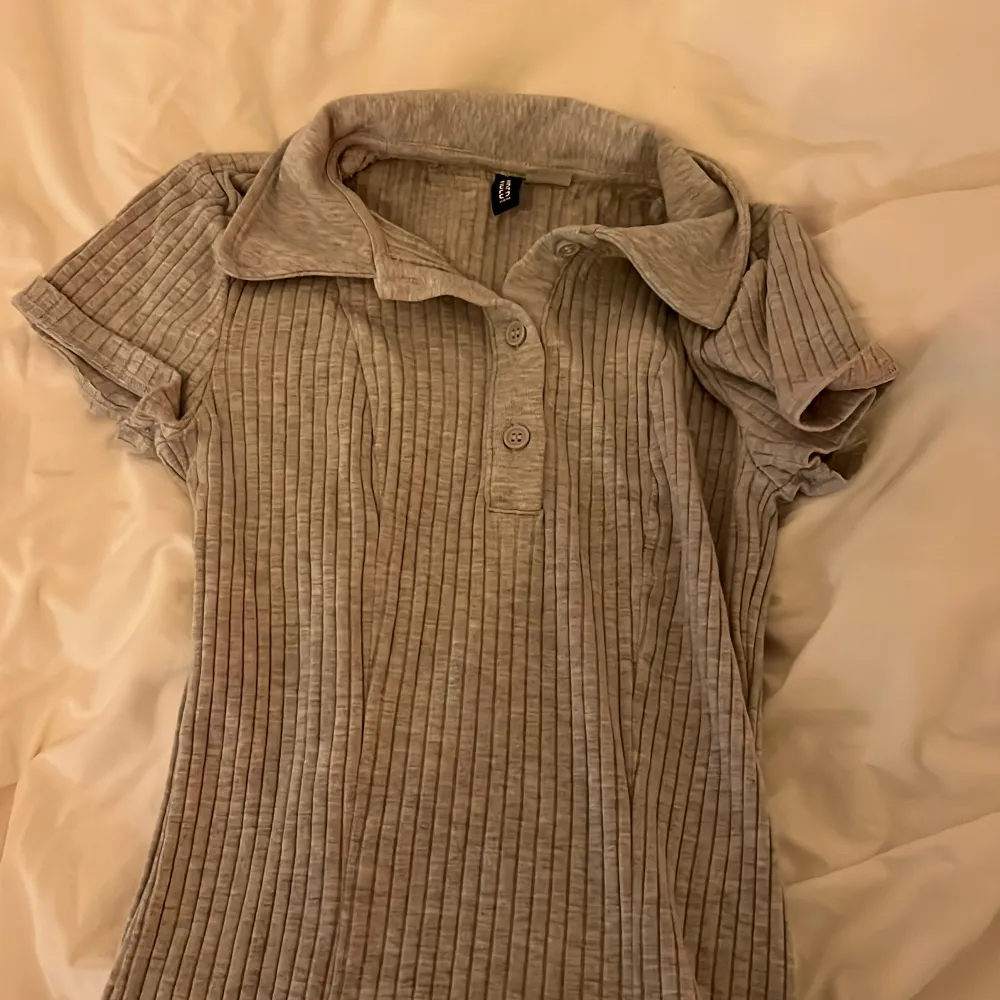 In a really good condition, worn a few times, grey with buttons. Klänningar.