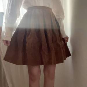 Supersöt vintage kjol i brunt manchester.   I fint skick, uppskattar den som en XXS-XS.