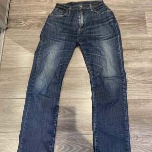 Levi’s jeans - Säljer dessa då jag inte har användning för de, jag har sytt in sidorna för att de ska passa mig i midjan (w26~)