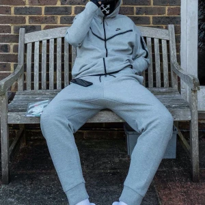 Nike Tech Fleece - Nike tech fleece zip hoodie och byxor grå köpta för ca 2300kr Skriv för bilder (den här va från google) Bra skick! Storlek S De brukar vara slutsålda på nike! 