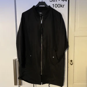 Kappa/ jacka - Lite längre jacka, tunnare i materialet. Väldigt fint skick. 