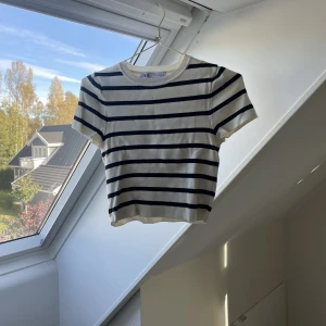 Randig t-shirt - Fin kroppad t-shirt som inte kommer till användning längre, fint skick! Skriv för mer bilder💕