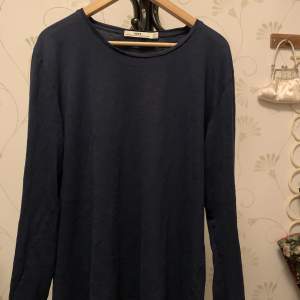 Blå långärmad tröja från Hope. I mycket bra skick, storlek 50 (M/L). 