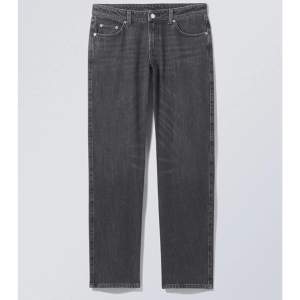 snygga jeans från weekday i modellen ”arrow” i  svart. Sitter lite baggy men bekvämt och är i väldigt bra skick💞 passar storlek 38-40 nyttpris:590kr 