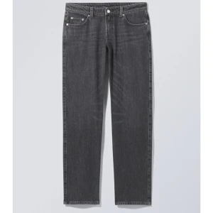 low waist jeans  - snygga jeans från weekday i modellen ”arrow” i  svart. Sitter lite baggy men bekvämt och är i väldigt bra skick💞 passar storlek 38-40 nyttpris:590kr 