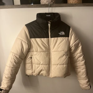 The North Face jacka  - Säljer min The North Face dunjacka  då den itne kommer till användning.  Är inte mycket använd och i mycket fint skick!  Kortare i modellen✨ 