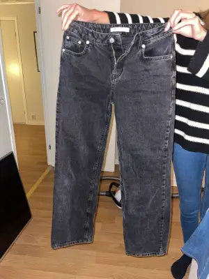 Lowwaist/midwaist  Jeans från nakd  Storlek 34  Oanvända