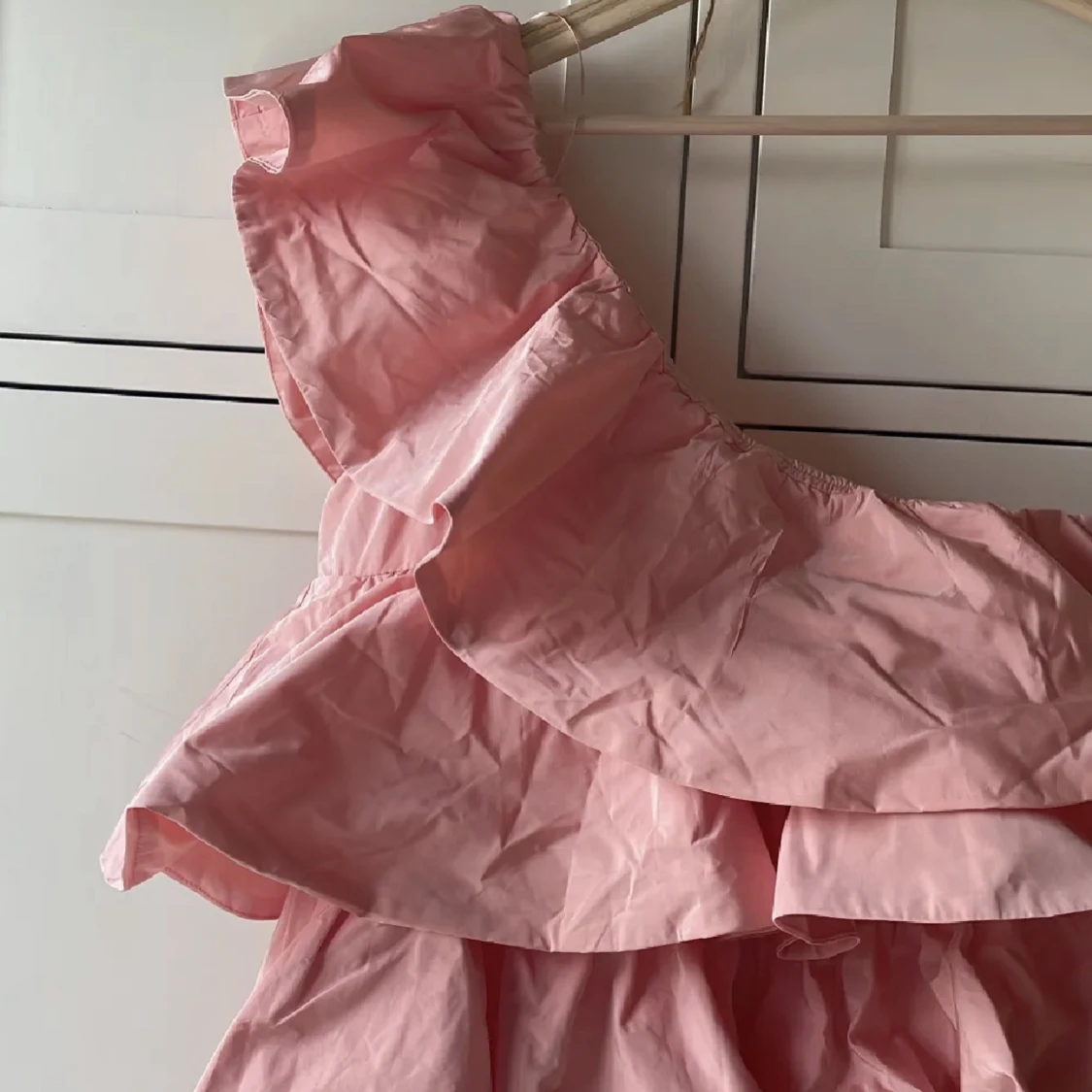 One shoulder kläning med volang - 91