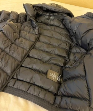 Peak performance  - Säljer min jacka använd 2-3 gånger i bra skick. Ny pris 3500