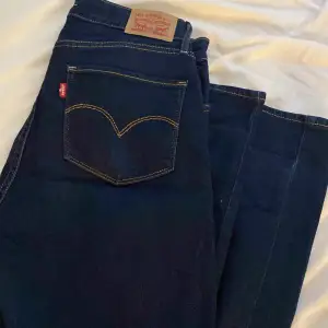 Säljer mina oanvända Levis jeans nummer 721 som är högmidjade i färgen mörklblå, då de längre inte är min stil. Pris kan sänkas vid snabb affär
