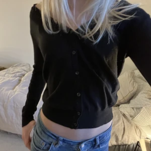 Tröja - Säljer denna jättefina tröjan från hm som är köpt för väldigt länge sen. Skriv till mig om du har några frågor!💞