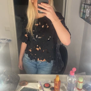 svart blommig tröja - super söt och stilren tröja som är lite genomskinlig med blommor🤍