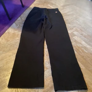 Dickies 874 original fit svarta - Dickies 874 original fit svarta  Fina byxor som nu är för små  Kom med bud, tveka inte att höra av dig vid minsta fråga!