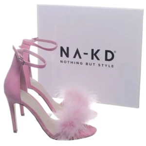 Supersnygga klackskor från NAKD - Rosa klackskor med fluff från NAKD!  Köpta secondhand från sellpy, och endast använda 1 gång av mig.  (Bilder från sellpy)
