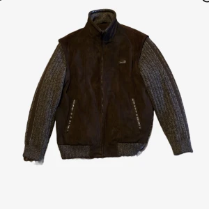 Jacka - Stickat på armarna men samma material inuti som på resten av jackan. Helt oanvänd, prislappen är kvar. Köpt från humana. Säljer för samma pris som jag köpte för. 