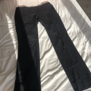 Lågmidjade kostymbyxor randiga - Superfina lågmidjade mörkgrå kostymbyxor med tunna vita ränder💕storlek M, Jag är 175 och de är bra i längden på mig. Från Marc o polo, nypris var 1500kr 