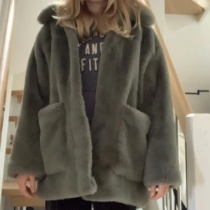 Päls jacka - Grön pälsjacka, jätte bra skick, varm.