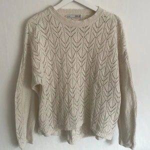 Virkad tröja - Säljer en virkad tröja. Använd max 3 gånger. Skriv för mer bilder. Pris kan diskuteras💗