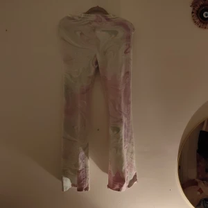 Tvådelat set multicolored! - Ett set i två delar med flared mjukisbyxor och en matchande t-shirt. Jättecute 😍