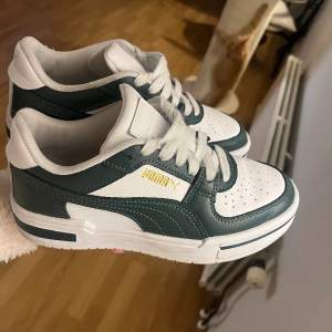 Säljer mina nästan helt nya säljer dessa puma unisex skor då jag tycker att dom är lite trånga på mig tyvärr, trodde dom skulle töja ut sig men inte gjort än! 🌸 Saknas dock en liten grön bit bak på högra skon som man ser på bilden