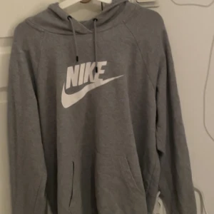 nike hoddie - super fin och bekväm nike hoodie i stl XL. Den är liten i storleken och är perfekt som oversized hoodie både hemma och ute om man vill. Min kompis som säljer hoodin är normalt stl S/M och den sitter som oversized för henne🫶🏼