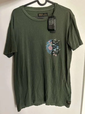 Replay T-shirt - Helt oanvänd replay t-shirt som dessvärr var för liten.