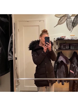 Hollies jacka  - Säljer min hollies jacka pågrund av att jag har tröttnat på den och köpt ny. Storlek xs men funkar som s också. Ser ut som ny och den är kemtvättad. 